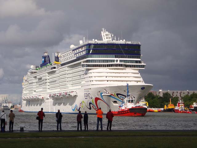 Cruiseschip ms Norwegian Epic aan de Cruise Terminal Rotterdam